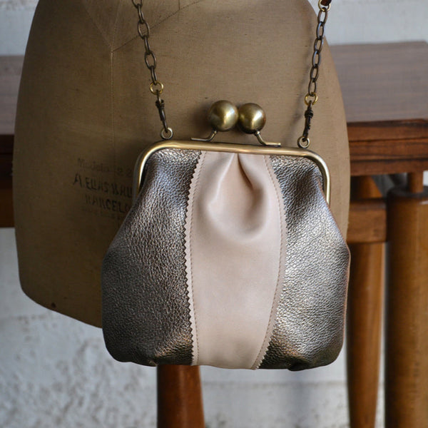 BOLSO PIEL METALIZADO DETALLE ROSA PALO