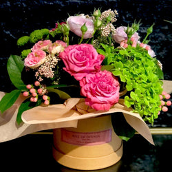 Sombrerera con hortensias, rosas y flores de temporada